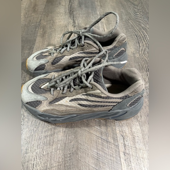 Adidas Yeezy Boost 700 V2 Mens Sneakers Geode Grey Brown Gum